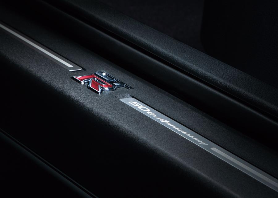 Детали интерьера Nissan GT-R 50th Anniversary (R35) 2019 года  (JP) (фото 2 из 41)